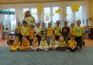 Zdjęcie grupowe – dzieci ubrane są w stroje w kolorze żółtym.